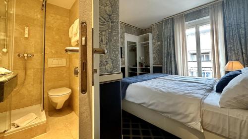 洛桑洛桑卡尔顿精品酒店的酒店客房配有一张床和淋浴