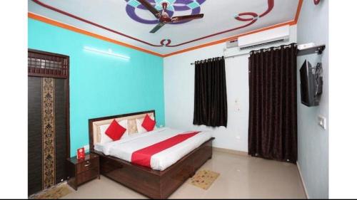 Radhika kunj guest house客房内的一张或多张床位