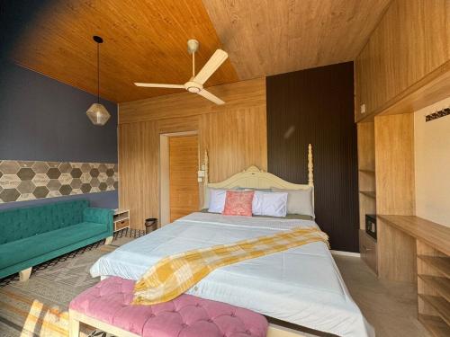 永隆Lọ Lem Homestay的一间卧室配有一张床和一张绿色沙发