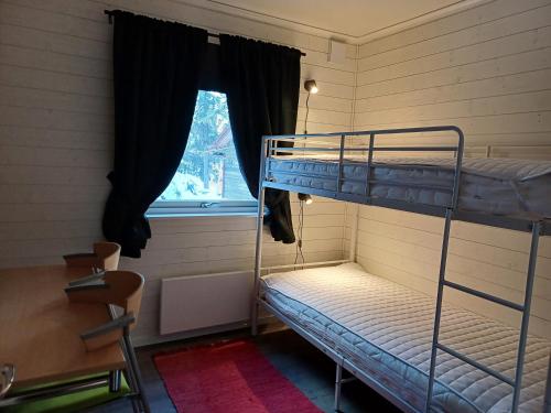 基律纳LAKESIDE AURORA CABINS的客房设有两张双层床和一扇窗户。