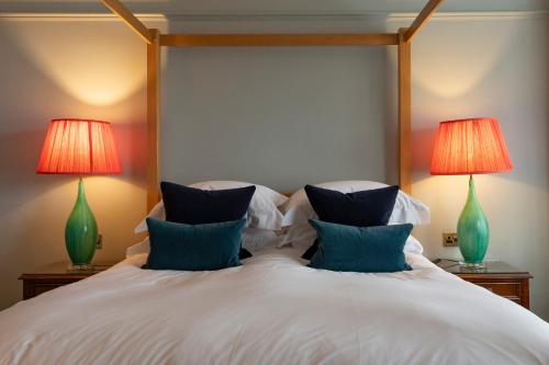 利特尔东海滩宾馆的一间卧室配有一张大床和两盏灯
