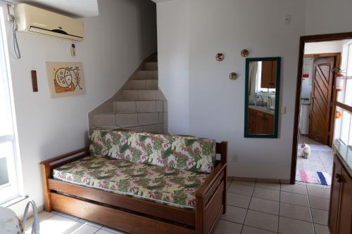 弗洛里亚诺波利斯Tarot Residence的一张沙发,位于带楼梯的房间里