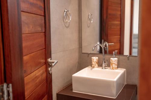 卡诺格布拉达Quality - Boas Vistas的浴室设有白色水槽和镜子