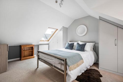 亨利昂泰晤士Charming 3 Bedroom Townhouse in Henley-On-Thames的一间卧室设有一张大床和一个窗户。