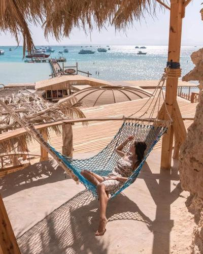 赫尔格达Hurghada的躺在海滩上吊床上的女人
