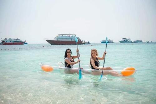 赫尔格达Hurghada的两个女人坐在水上的皮艇里