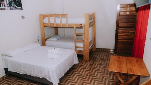 塔拉波托Residencial Marina House的客房设有两张双层床和一张桌子。