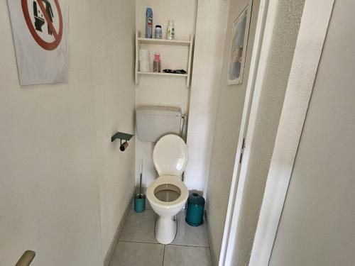雷以桑布尔Villa Les Issambres, 3 pièces, 6 personnes - FR-1-768-21的一间小浴室,内设卫生间