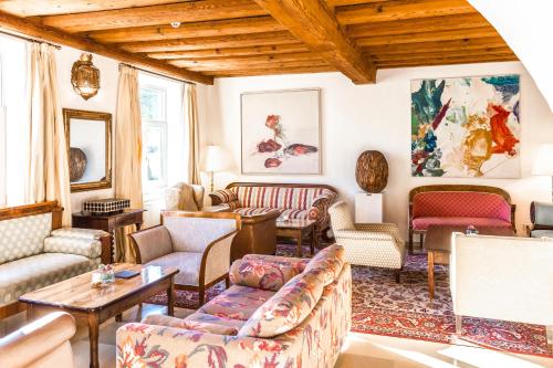 格拉茨Schlossberghotel的带沙发和椅子的客厅