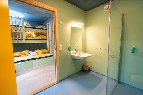Juliusskogen的一间带水槽和一张双层床的浴室