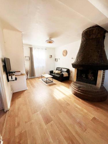 科利尤尔Merveilleux appartement style nature proche centre ville的客厅设有壁炉和沙发。
