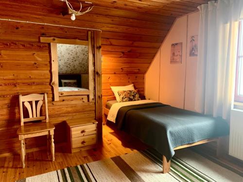 RiksuMuha Beach Holiday Home的小木屋内一间卧室,配有一张床