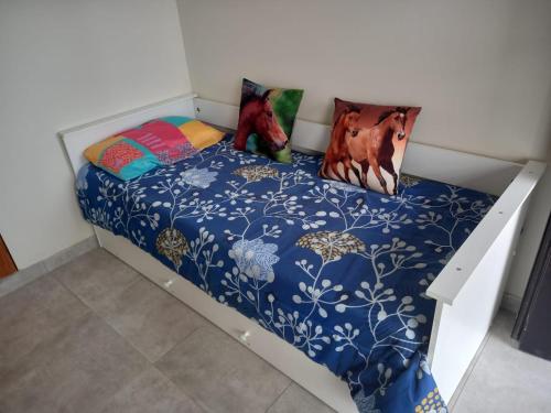 特雷利乌Complejo multiespacios的一间卧室配有一张带蓝色棉被的床