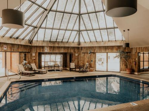 华莱士华莱士宾馆的玻璃天花板房间的游泳池