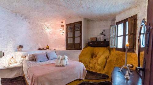 洛哈Casa Marrojo Loja by Ruralidays的卧室中间设有一张床