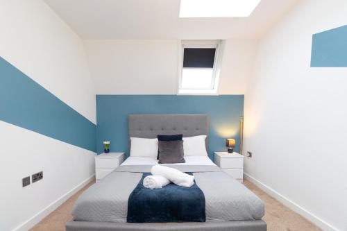 考文垂1BR Hideaway in Coventry - MH Apartment的一间卧室设有一张大床,拥有蓝色和白色的墙壁