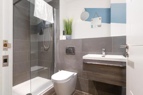考文垂1BR Hideaway in Coventry - MH Apartment的一间带卫生间和水槽的浴室