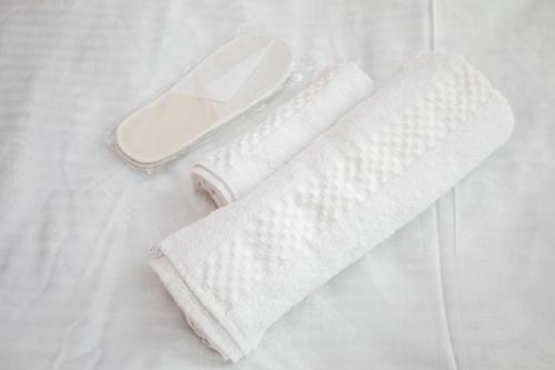 库塔伊西city point的睡床上一双白色毛巾