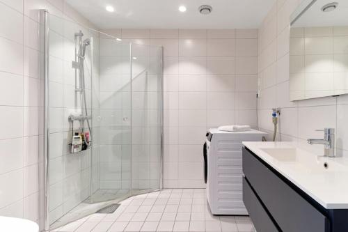 卑尔根Bergen's Finest: Sleek Oasis with Two Bedroom的带淋浴、卫生间和盥洗盆的浴室