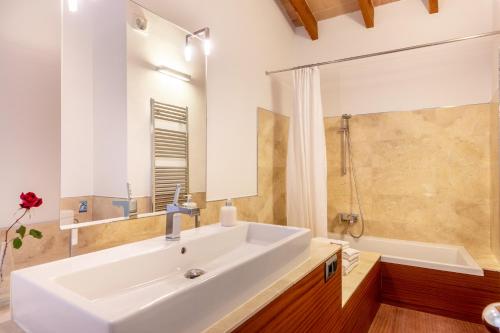 阿尔库迪亚Can Tem Turismo de Interior的浴室配有大型白色水槽和浴缸。