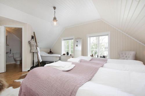 惠拉盖尔济SKYR Guest House的白色的卧室设有一张大床和一间浴室。
