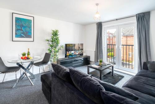 伯明翰Luxury Selly Oak Apartment near QE & Uni - Secure Parking - 20CC的客厅配有沙发和桌子