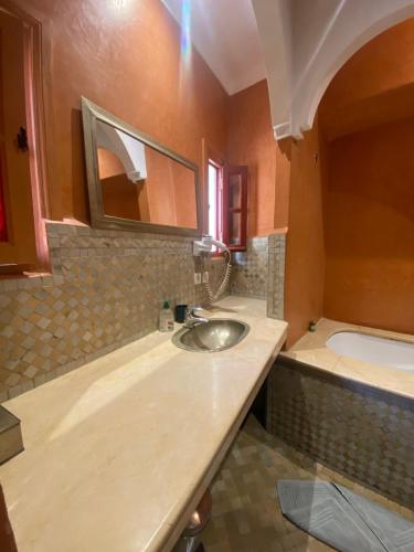 马拉喀什Riad Dar Teranga Hotel & Spa的浴室配有盥洗盆和浴缸。