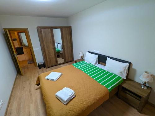索非亚Business and Leisure apartments in Mladost 2 with FREE Garage的一间卧室配有一张床,上面有两条毛巾