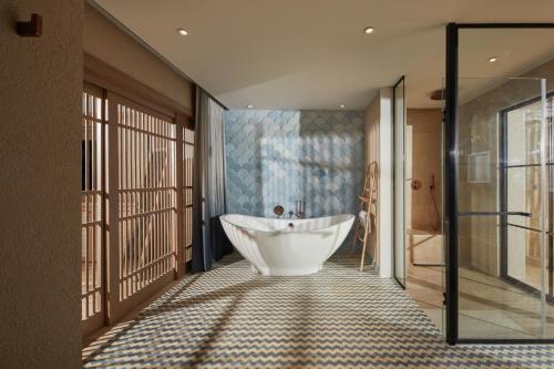 圣塔芭芭拉-山美纳Cayo Levantado Resort - All Inclusive的一间位于客房内的带白色浴缸的浴室