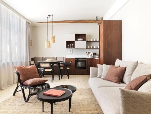 雷克雅未克46heima Boutique Apartments的客厅配有沙发和桌子