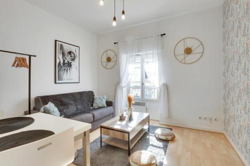 巴黎247 Suite Milan - Superb apartment in Paris.的客厅配有床和沙发