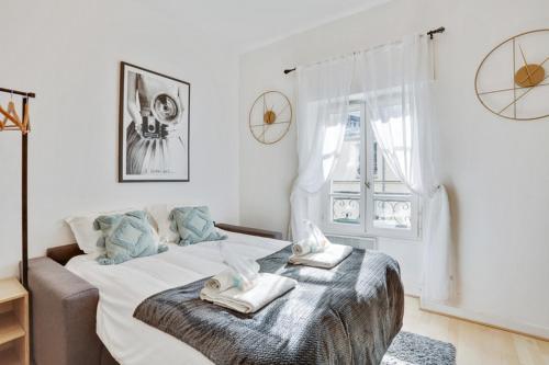 巴黎247 Suite Milan - Superb apartment in Paris.的一间卧室配有带毛巾的床