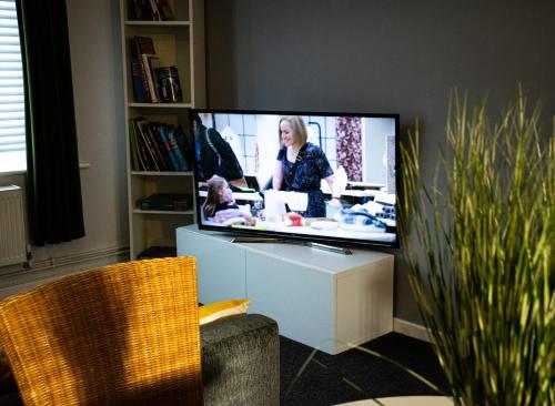 马斯顿格林Cosy Modern Flat (NEC/BHX Stays)的客厅设有带平面电视的客厅。