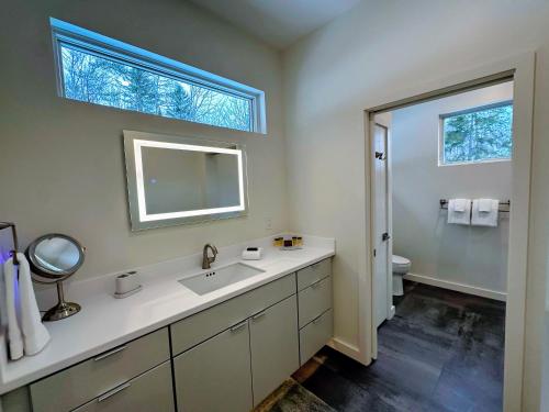 伯利恒1A Maple Lodge Stunning luxury Scandinavian style home with great views的一间带水槽和窗户的浴室