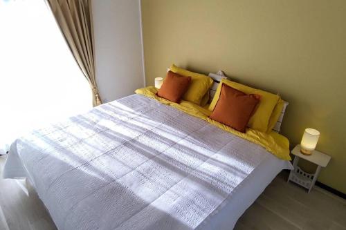 彦根市Villa Hikone Castle的一间卧室配有一张大床,提供红色和黄色枕头