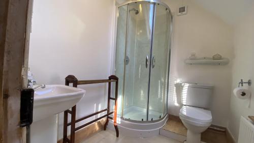 文特诺The Clock Tower的带淋浴、卫生间和盥洗盆的浴室