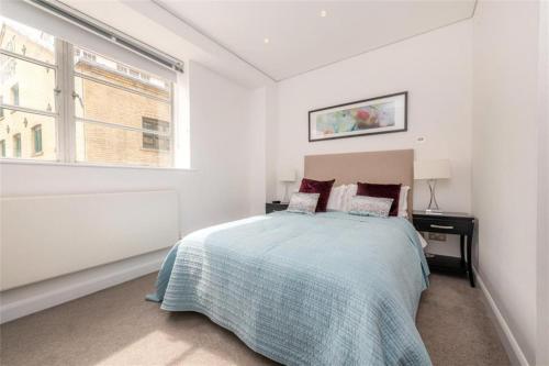 伦敦Bond Street Mayfair Penthouse的白色的卧室设有床和窗户
