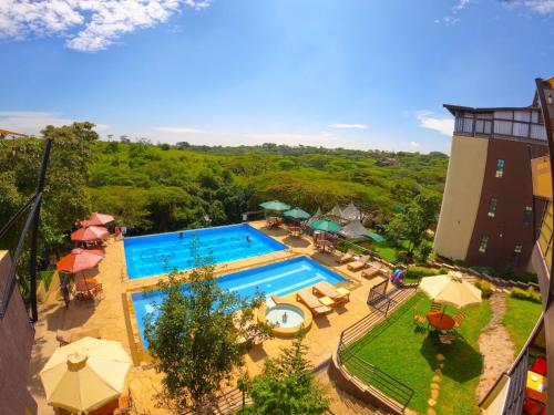 内罗毕Olsupat Lodge的享有度假村游泳池的顶部景致
