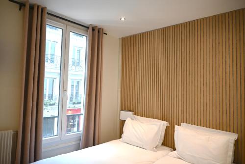 巴黎帕维侬蒙马特尔酒店的酒店客房设有床和窗户。