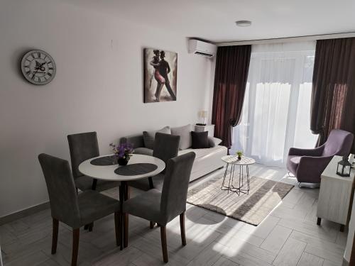 大格拉迪什泰Apartman 3N的客厅配有桌椅和沙发