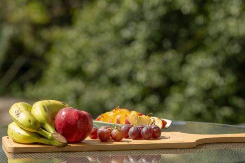 康提TIKI TAKA的木托盘上的一盘水果