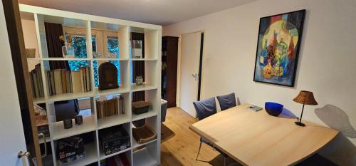 VaassenDennenhuis的一间设有桌子和书架的房间