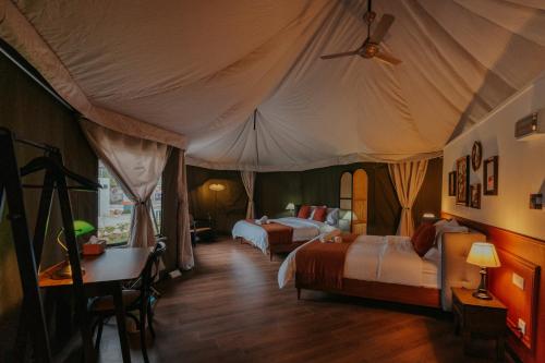 丹那拉打kMah@SomerMansion的一间帐篷内带两张床的卧室