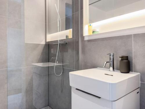 瓦尔施泰因Scandi Micro House的浴室配有白色水槽和淋浴。