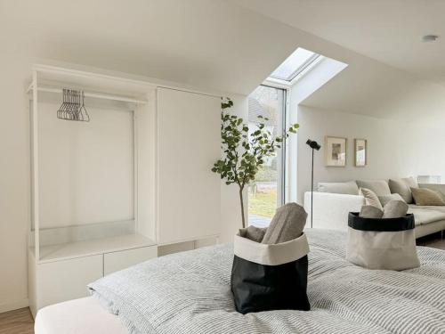 瓦尔施泰因Scandi Micro House的白色客房 - 带一张床和椅子