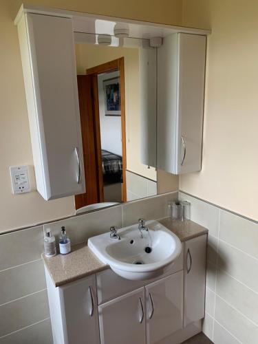 奥克尼Polrudden的一间带水槽和镜子的浴室