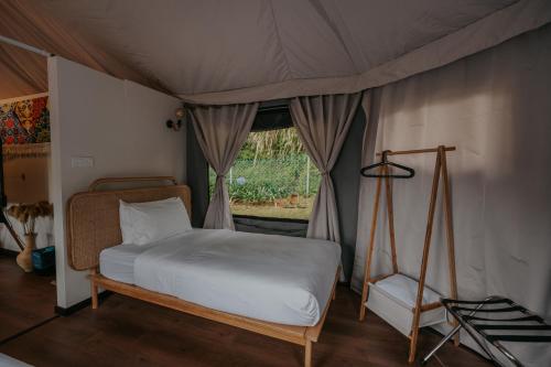 伯恩仓kMah@Parkland的帐篷内一间卧室,配有一张床