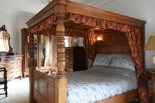 沃里克Warwick Centre Townhouse的一间卧室配有一张带木架的天蓬床