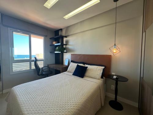 萨尔瓦多Apartamento Vista Mar aconchegante no Rio Vermelho的一间卧室设有一张床和一个大窗户