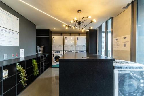 圣保罗Allianz Parque Studio em São Paulo的洗衣房配有洗衣机和烘干机